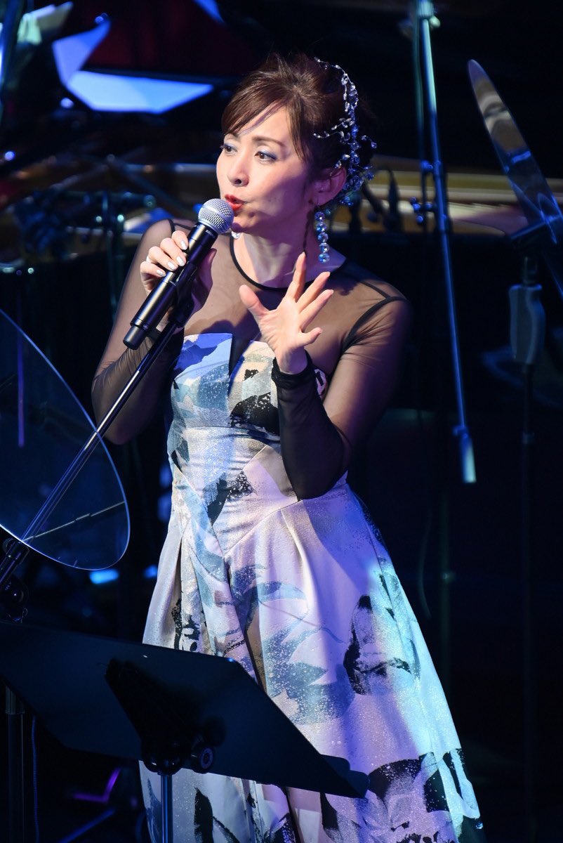 ট ইট র ナノナ 今朝の一枚 斉藤由貴さんの近年のライブを画像で振り返る 一枚目が今回のライブですが 由貴さん妖艶さに磨きがかかっていますね 11月のコンサートも楽しみです 斉藤由貴 斉藤由貴35周年 ট ইট র ナノナ 今朝の一枚 斉藤由貴さんの近年のライブを画像で振り返る 一枚目が今回のライブですが 由貴さん妖艶さに磨きがかかっていますね 11月のコンサートも楽しみです 斉藤由貴 斉藤由貴35周年