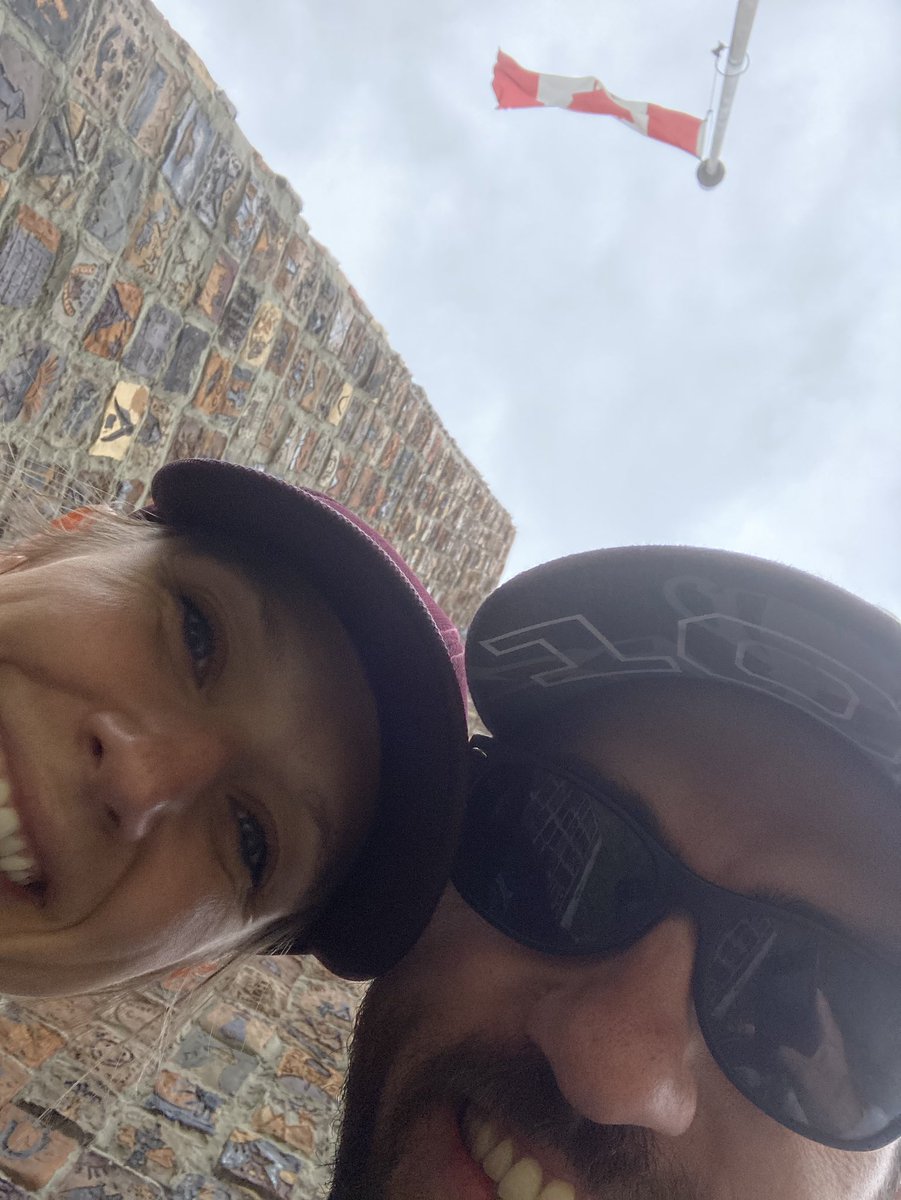 #selfieforabonusclue <a href="/GoldHuntCA/">GoldHunt</a> having a great time learning about cool spots in #yyc but we be a wee bit stuck... help for 2.1...? Signed Jaredamee Gibbs