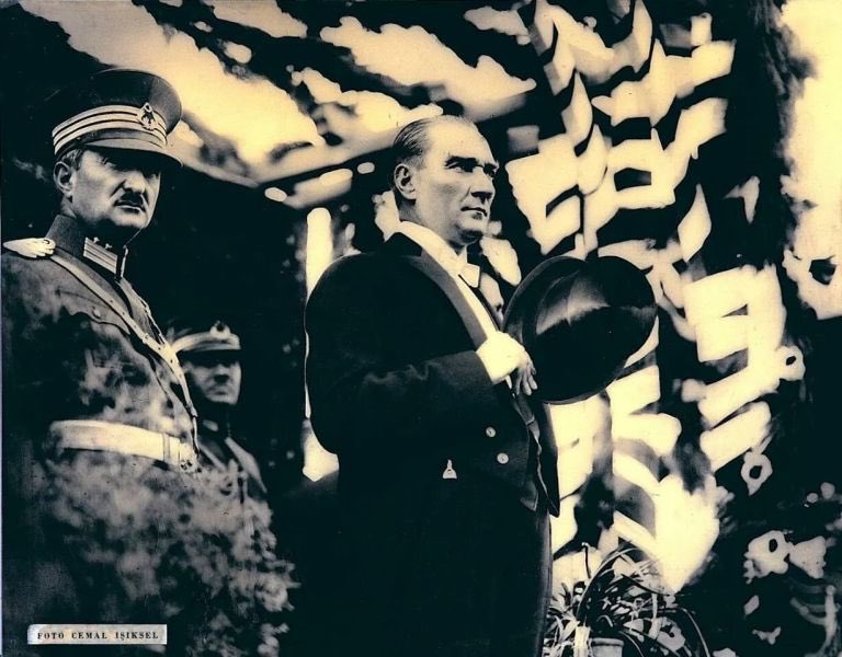 FKartallari's tweet photo. Büyük Zaferin 98. yılında başta Gazi Mustafa Kemal Atatürk olmak üzere tüm şehitlerimizi ve gazilerimizi saygı ve minnetle anıyoruz. 

30 Ağustos Zafer Bayramımız Kutlu Olsun. https://t.co/tyXGbUDlSZ