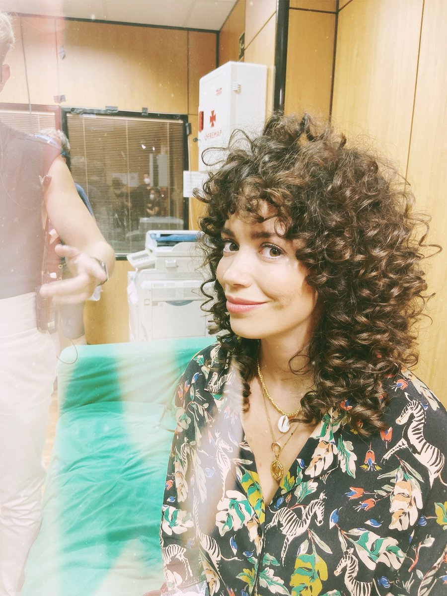 AmeliaLedesmaOf's tweet image. Rodeada de grandes profesionales que lo dan todo para que el resultado de mi nueva serie sea único. Encantada: así estoy. No se puede definir de otra manera 💖 #AmeliaLedesma #HappyActress #TheOneAndOnlyDefinition