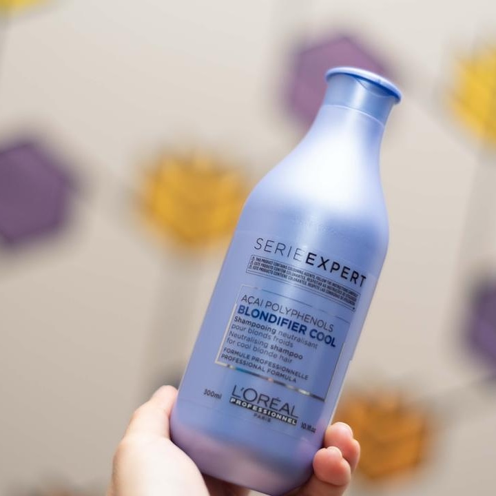LorealProVe's tweet photo. Consulta con tu estilista sobre el tratamiento
#BlondifierCool, el champú que neutraliza los reflejos no deseados. 
El rubio perfecto al alcance de tu mano.

#HairCare
#SerieExpert https://t.co/dREVb6Kc11