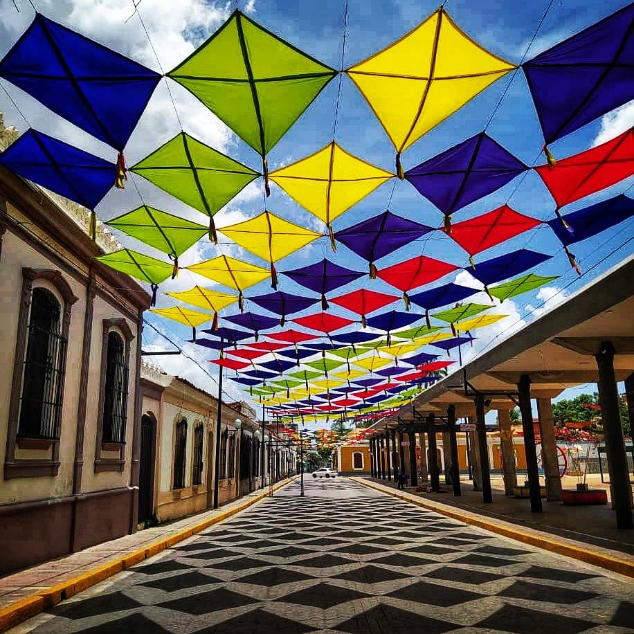 Realizamos el mantenimiento y reparación del paseo El Papagayo, ubicado en el centro de la ciudad de #Barquisimeto. Hemos rescatados espacios públicos para el disfrute de nuestro pueblo @PLASENCIAFELIX @MitcoexVen