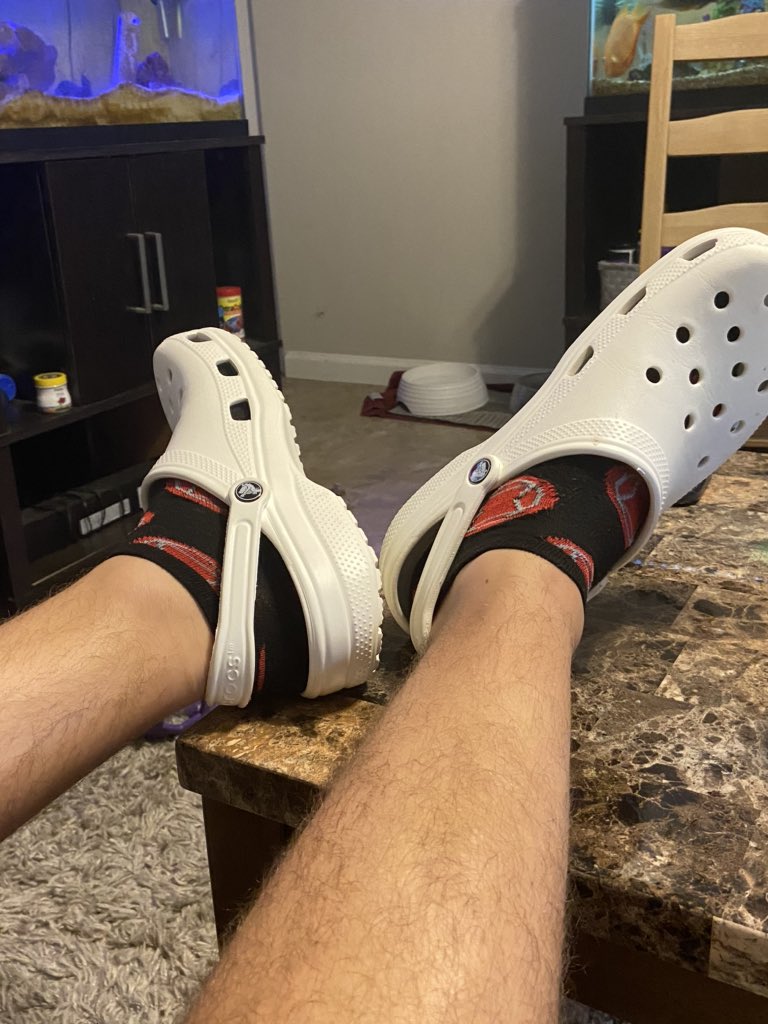 maxtomaz1's tweet photo. People who wear their Crocs like this secretly have super powers https://t.co/CpSXfvMfHI