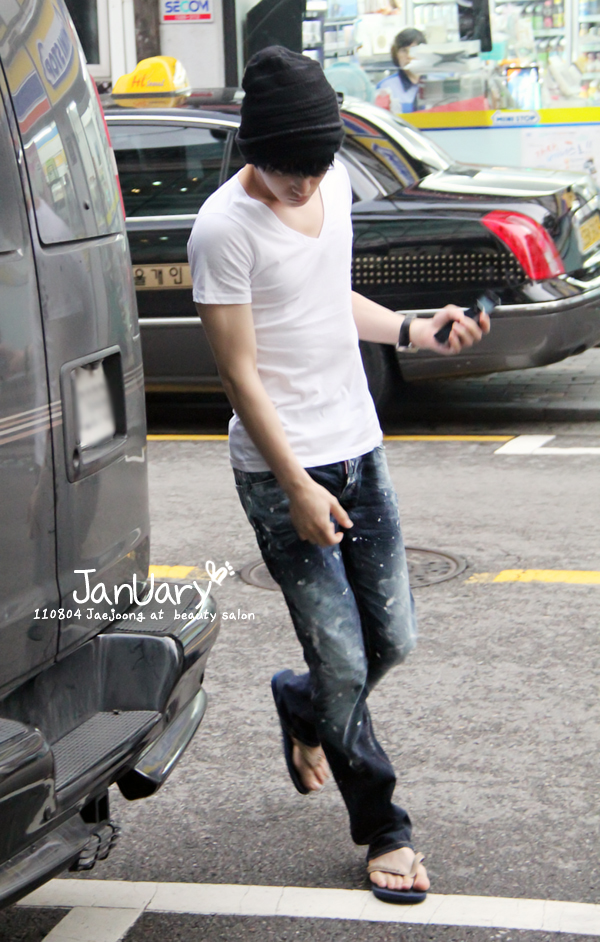 KIM JAEJOONG'S SELF-PROCLAIMED PRETTY FEET November 29, 2010I feel sorry at night..^^ (12:07am KST)Yeah, I wanted to show off my pretty feet.. I'm embarrassed to check Twitter now ㅎㅎㅎㅎㅎ Good night. I'm going to work out. I'll come back later ^^ (12:12am KST)