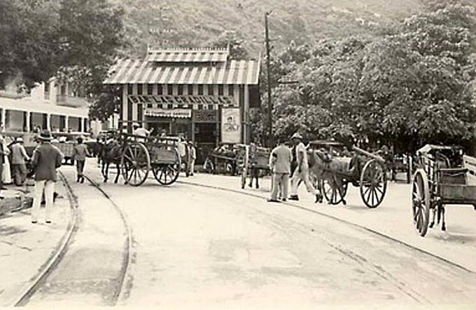 tachirense89's tweet image. Bar Las Gradillas. Frente a la casa Guipuzcoana. La Guaira, Venezuela. Cerca al año 1900.