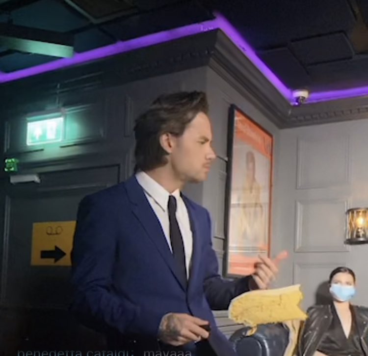 nicetomeetnyaz's tweet image. We watched Liam cut a cake and make a TikTok....I — should’ve just ended it with the veep stream babe 🙂 #lpshowact2 #LPSHOW2 #HappyBirthdayLiam