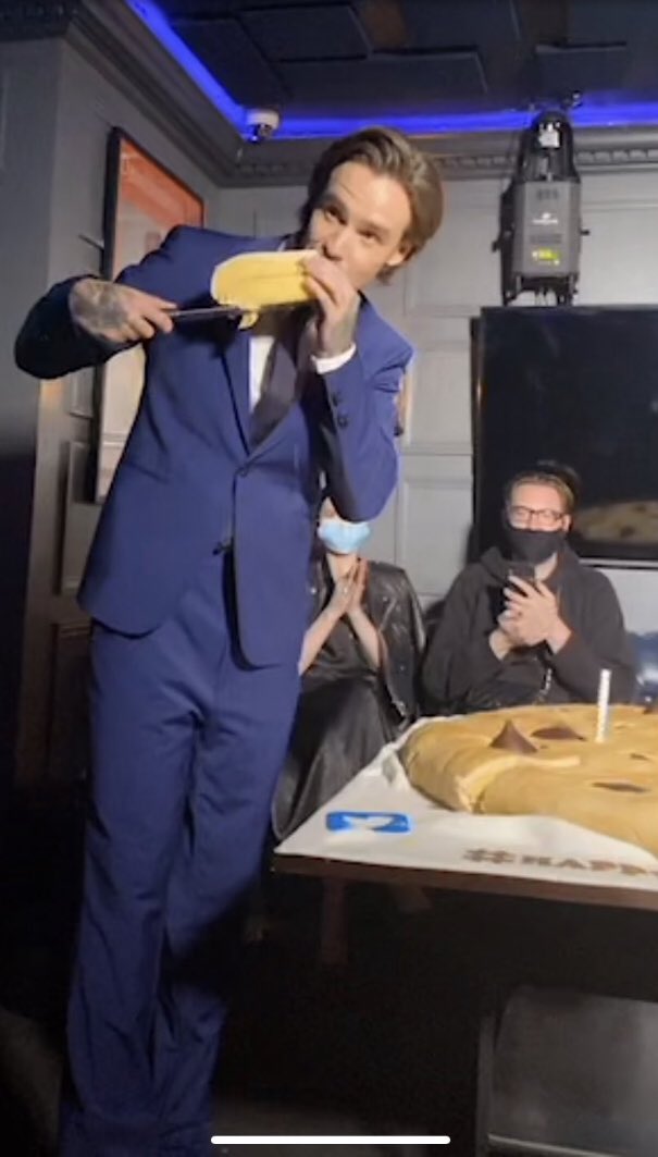 118verstappen's tweet image. Birthday boy eating his birthday cake🤠🤠#LPSHOW2