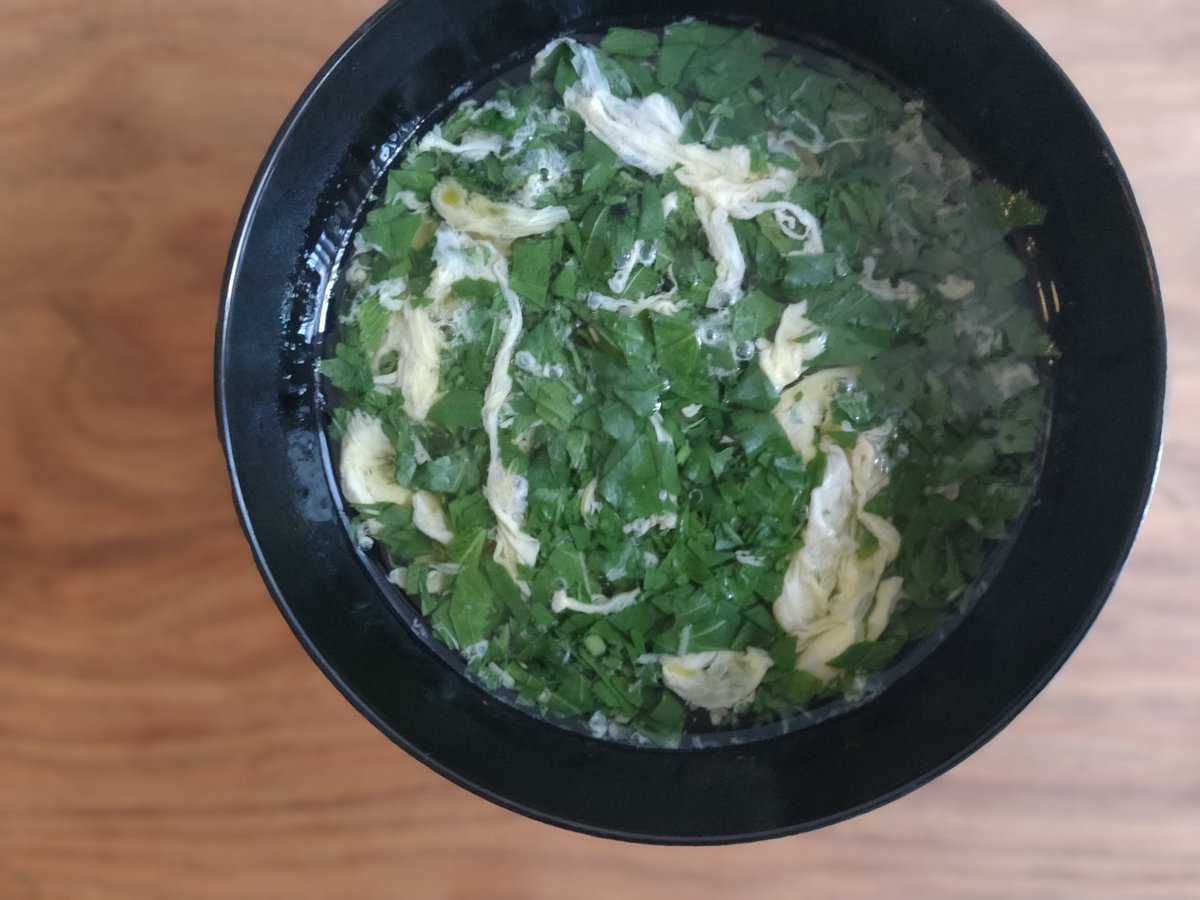 寿木けい れんこんとししとうの炒め 豚を焼いたフライパンの油で 野菜を焼く 味付けは塩胡椒 モロヘイヤのかき玉汁 モロヘイヤは細かく刻んで 沸いた湯に落とし 白だしと醤油で味を調えてから溶き卵 砂糖と塩をほんの少し加え を流し入れる 寿木けい れんこんとししとうの炒め 豚を焼いたフライパンの油で 野菜を焼く 味付けは塩胡椒 モロヘイヤのかき玉汁 モロヘイヤは細かく刻んで 沸いた湯に落とし 白だしと醤油で味を調えてから溶き卵 砂糖と塩をほんの少し加え を流し入れる