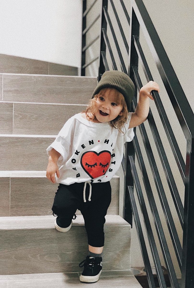 ¡La pequeña Oli ya está estrenando su #BrokenHeartsClubTee para niños! 👧🏼💔 (Le mandamos una talla más grande)

Pero ustedes pueden checar disponibilidad, tallas y medidas exactas en skullsclothingcompany.com