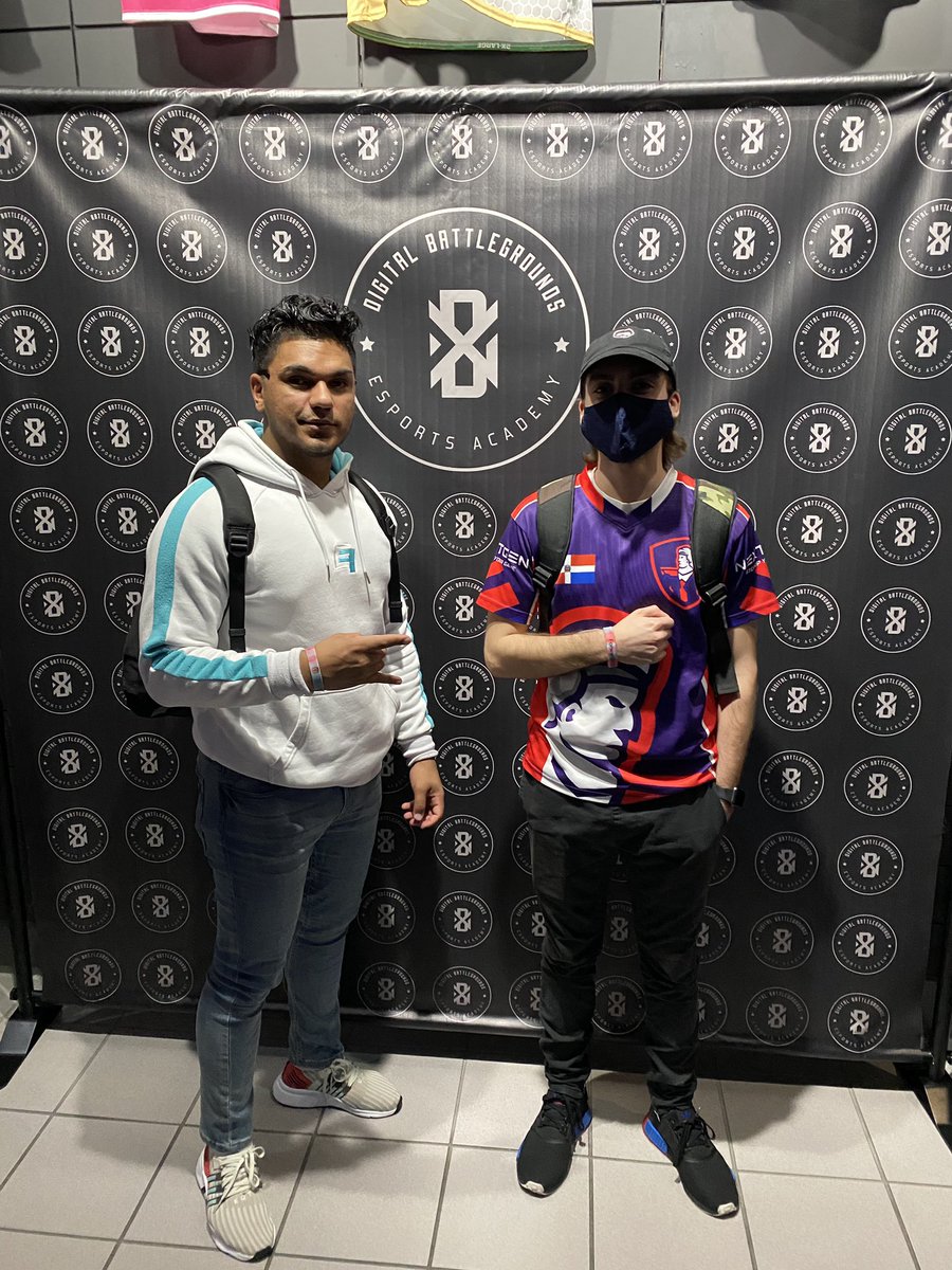 BrandonXerox's tweet image. 2v2  $100  Champs with @MLYJumpeR  last Tourney for me not playing cod for so long still dealing with hackers is mind blowing. 

@DBattlegrounds