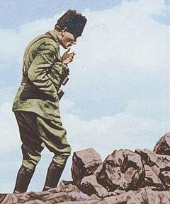 ErdemKtk94's tweet photo. Sarışın bir kurda benziyordu.
Ve mavi gözleri çakmak çakmaktı.
Yürüdü uçurumun başına kadar,
eğildi, durdu.
Bıraksalar
İnce, uzun bacakları üstünde yaylanarak
ve karanlıkta akan bir yıldız gibi kayarak
Kocatepe'den Afyon ovasına atlayacaktı.
#30AgustosZaferBayramı 🇹🇷🇹🇷🇹🇷 https://t.co/ZJF3VzwcgN