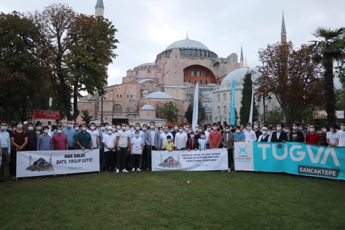 "Mescidler yeryüzünde Allah'ın evleridir..."

Ayasofya-i Kebir Camii’ne her gittiğimizde fethinin müjdesini tekrar tekrar duyuyoruz! 

Gençler olarak Ayasofya’nın özüne kavuşmasının heyecanını bu sefer de sabah namazı vesilesi ile hissettik😊

#genclerayasofyada