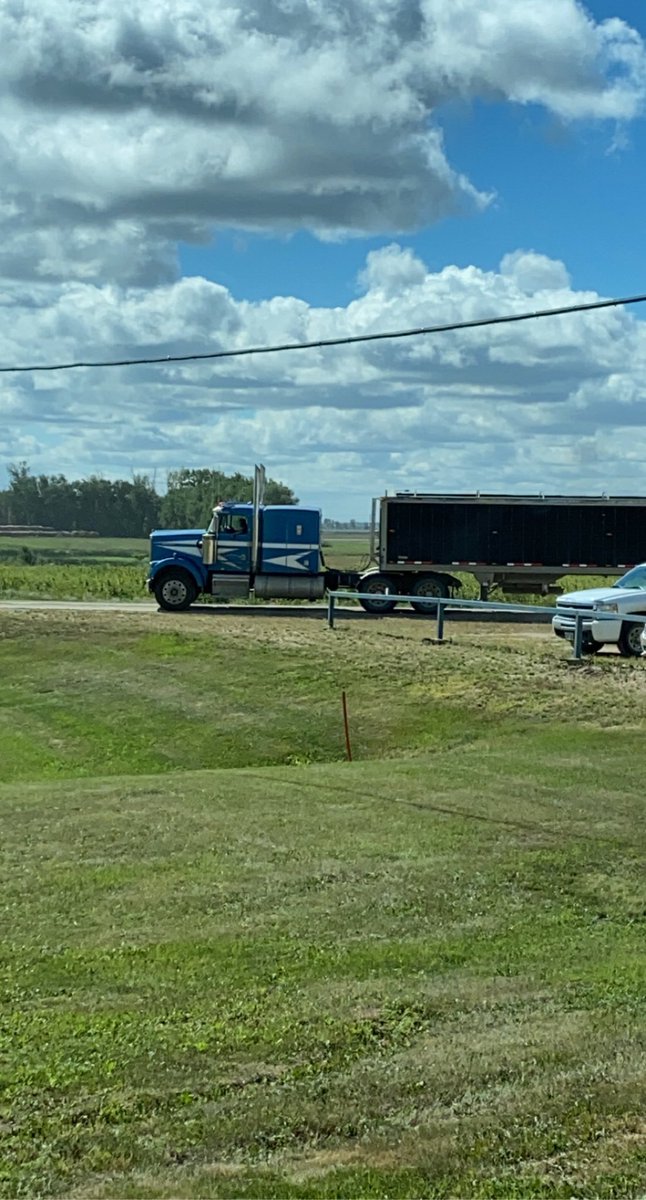 FalkRylan's tweet photo. Saw this absolutely beautiful vintage w900 model kenworth at viterra, “movin on” tv show paint scheme. I wanna buy this truck 😍 https://t.co/V4G8RNUftT