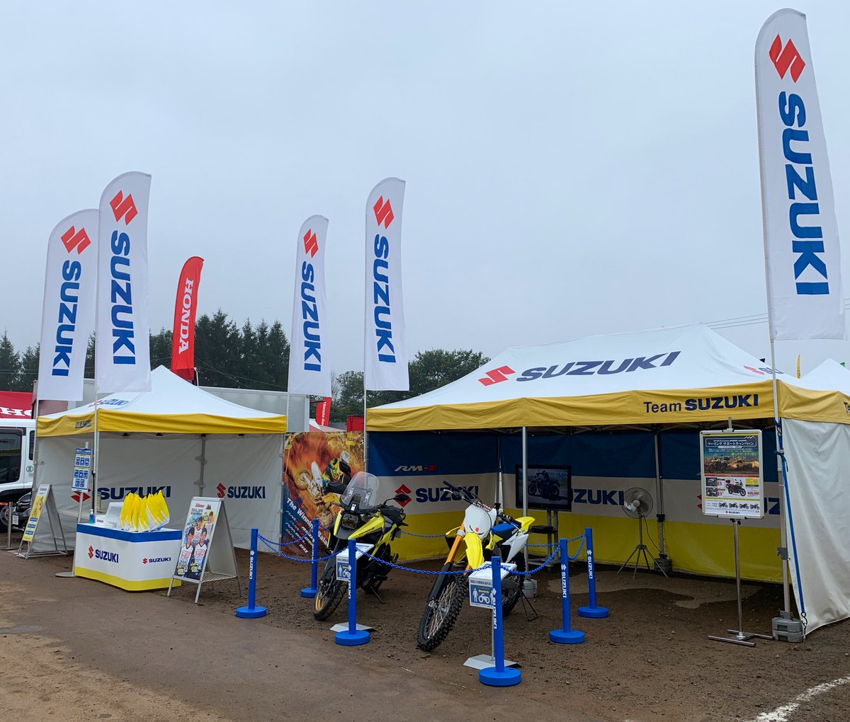 suzukicojpmotor's tweet image. 【全日本モトクロス選手権 第1戦
SUGO大会 決勝 スポーツランドSUGO】
おはようございます。スズキPRブースオープンました！ブースではRM-Z450、Vストローム1050XTを展示して皆様のお越しをお待ちしています。お気軽にお立ち寄りください。  #スズキ #全日本MX  #RMZ450 #Vストローム1050XT