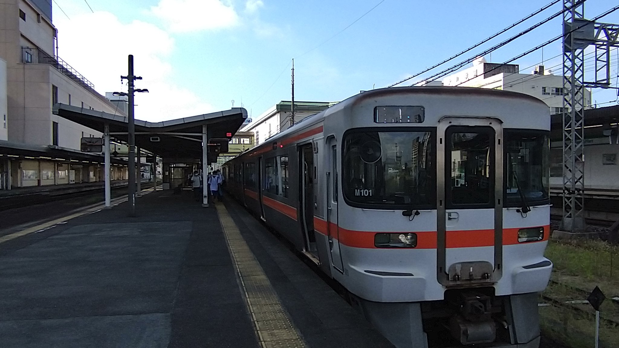 ノワール鉄道好き No 107 おはようございます 朝6時でもまだ日が昇っていて明るいですね 今日は去年の冬辺りから計画していた団体列車に乗りに行きます 今日も今日とて感染対策頑張ります 先ずは名古屋駅で近鉄に乗り換え 昨日買った近鉄1dayきっぷ