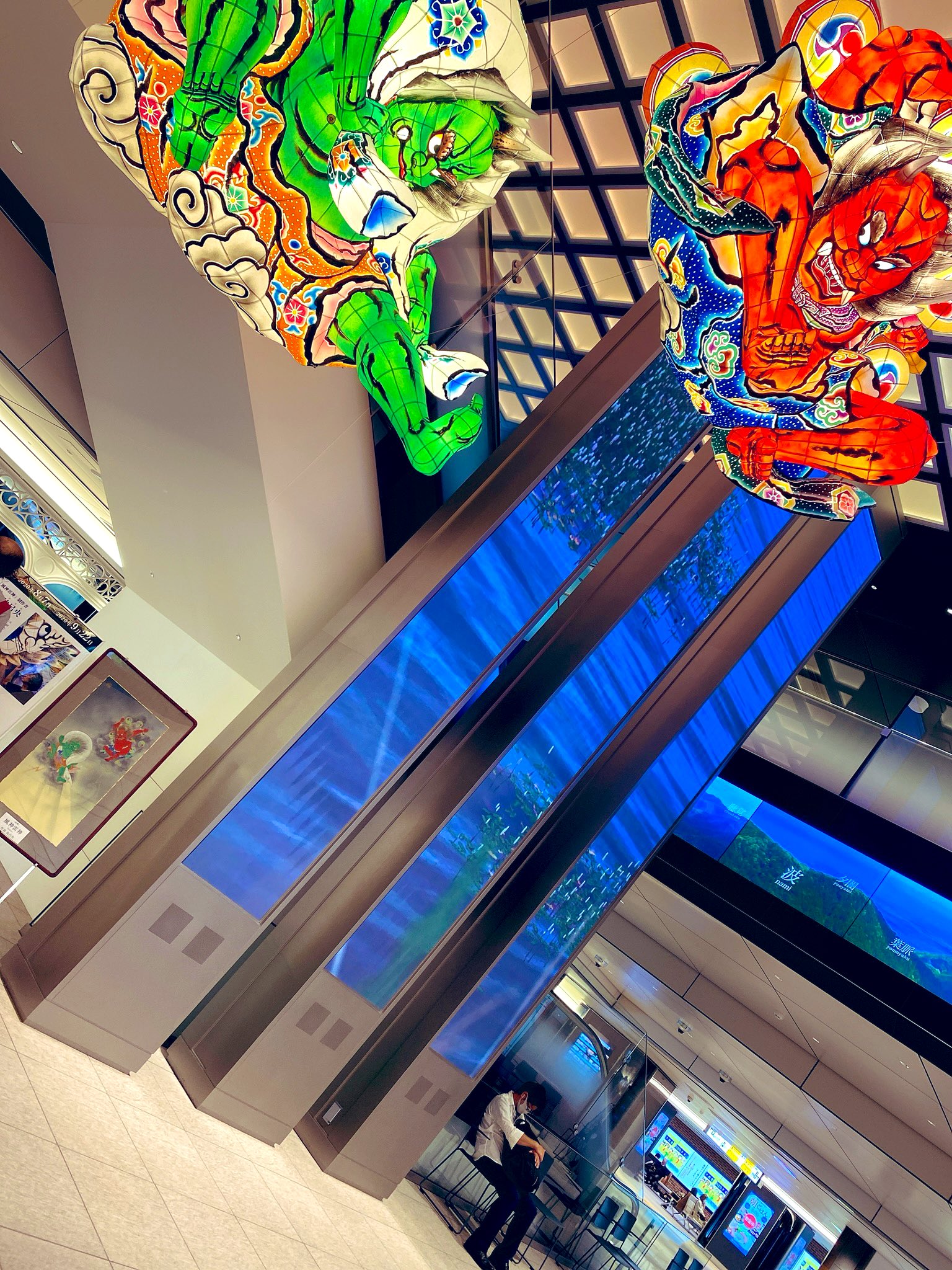 漫画家のyascorn やすこーん ヤスコーン Gogo たまごっち 漫画シリーズ電子書籍発売 おまけのおまけ まだ東京駅にいます 駅弁は買った グランスタが新しくなって初めて来た とウロウロ かなーり広くなって どのお店も朝8時から営業 空いてる