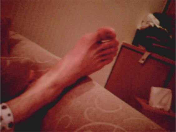 KIM JAEJOONG'S SELF-PROCLAIMED PRETTY FEET November 29, 2010I feel sorry at night..^^ (12:07am KST)Yeah, I wanted to show off my pretty feet.. I'm embarrassed to check Twitter now ㅎㅎㅎㅎㅎ Good night. I'm going to work out. I'll come back later ^^ (12:12am KST)
