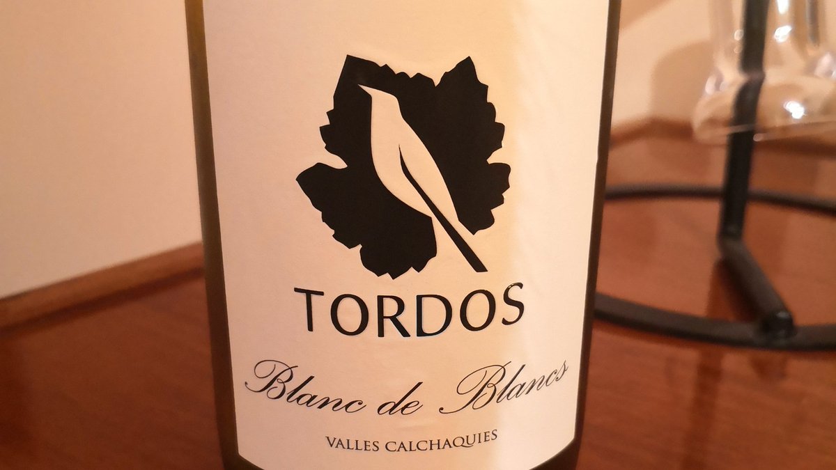 @tordoswines  cofermentacion de 70% #CheninBlanc y 30% #Riesling. Muy bebible y a su vez de una linda complejidad que llena la boca.  #whiteblend #Tolombon #Cafayate @PacoPuga1