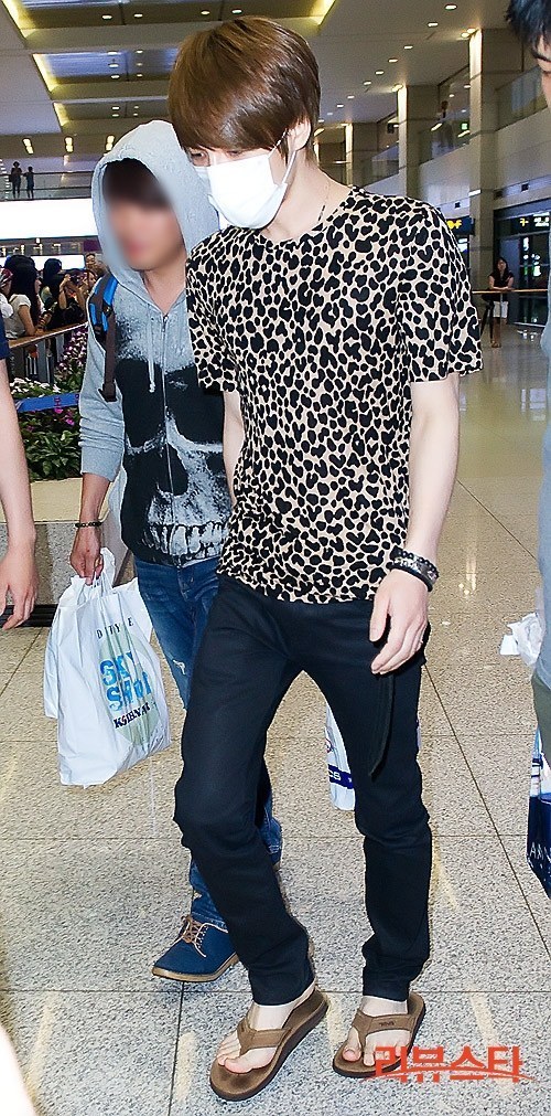 KIM JAEJOONG'S SELF-PROCLAIMED PRETTY FEET November 29, 2010I feel sorry at night..^^ (12:07am KST)Yeah, I wanted to show off my pretty feet.. I'm embarrassed to check Twitter now ㅎㅎㅎㅎㅎ Good night. I'm going to work out. I'll come back later ^^ (12:12am KST)