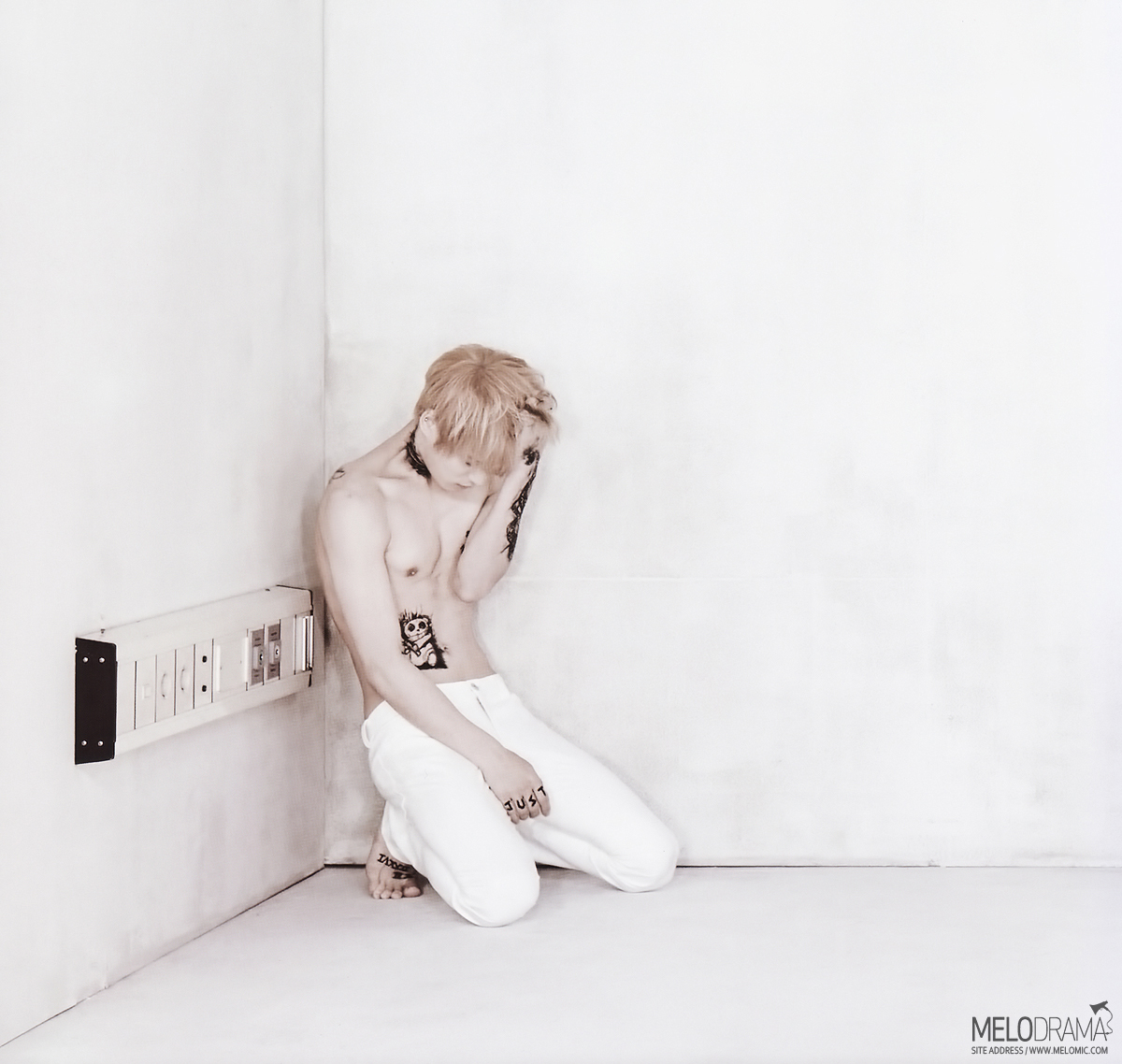 KIM JAEJOONG'S SELF-PROCLAIMED PRETTY FEET November 29, 2010I feel sorry at night..^^ (12:07am KST)Yeah, I wanted to show off my pretty feet.. I'm embarrassed to check Twitter now ㅎㅎㅎㅎㅎ Good night. I'm going to work out. I'll come back later ^^ (12:12am KST)