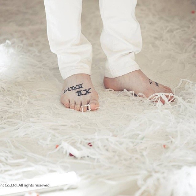 KIM JAEJOONG'S SELF-PROCLAIMED PRETTY FEET November 29, 2010I feel sorry at night..^^ (12:07am KST)Yeah, I wanted to show off my pretty feet.. I'm embarrassed to check Twitter now ㅎㅎㅎㅎㅎ Good night. I'm going to work out. I'll come back later ^^ (12:12am KST)