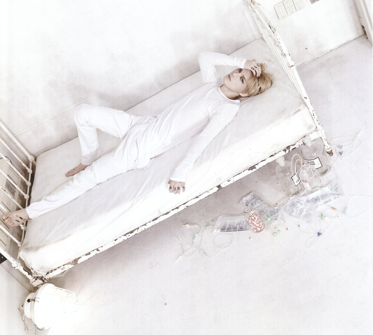 KIM JAEJOONG'S SELF-PROCLAIMED PRETTY FEET November 29, 2010I feel sorry at night..^^ (12:07am KST)Yeah, I wanted to show off my pretty feet.. I'm embarrassed to check Twitter now ㅎㅎㅎㅎㅎ Good night. I'm going to work out. I'll come back later ^^ (12:12am KST)