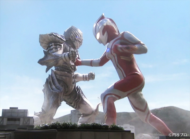 円谷プロダクション 本日あさ10時 配信 ゼロと見よう 特別配信 ウルトラマン基金 ウルトラマンメビウス 第39話 無敵のママ の先行場面カットが到着 交通事故で命を落としたサユリは サーペント星人と同化し蘇る サーペント星人の目的は