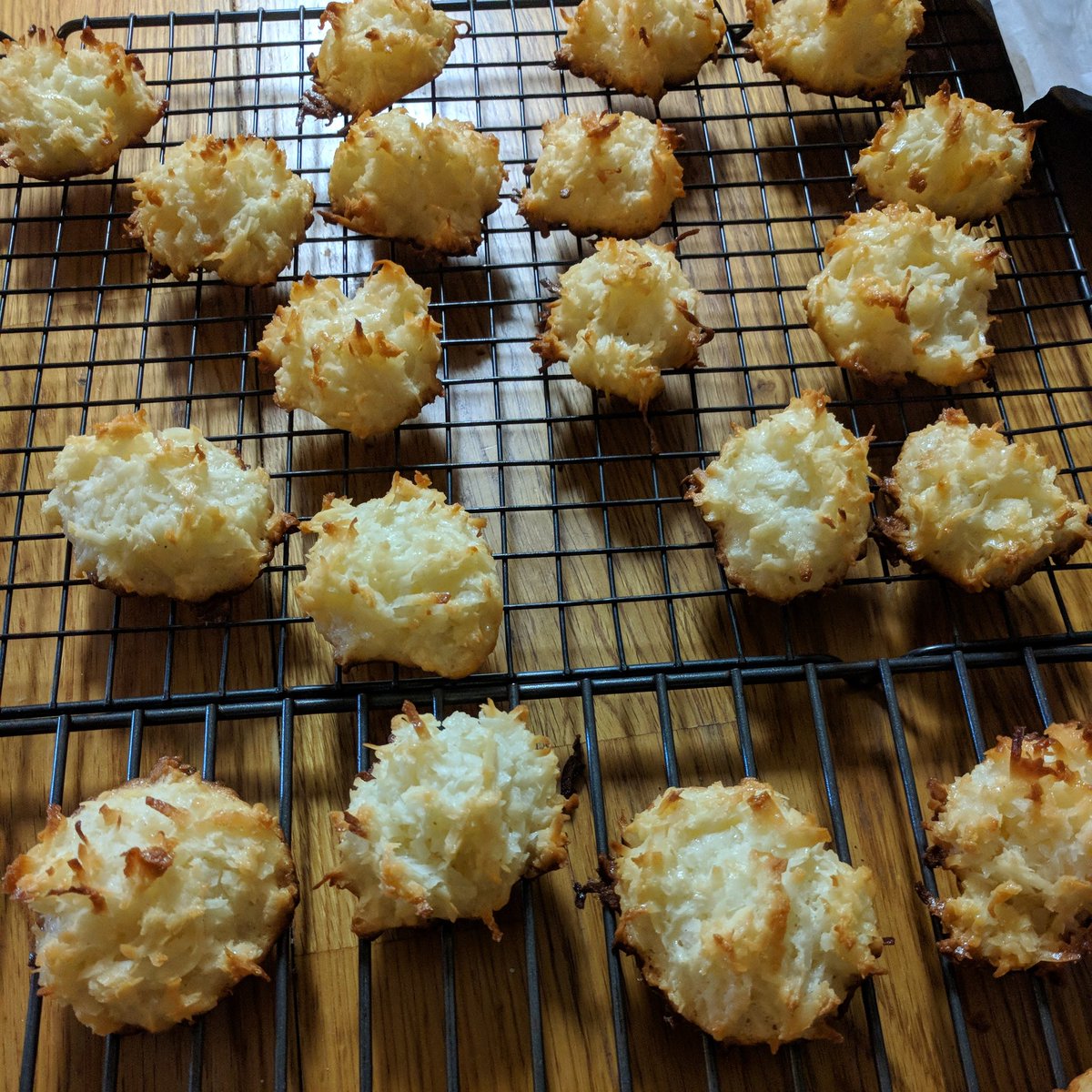 Coconut macaroons 🤗
#coconutmacaroons #baking