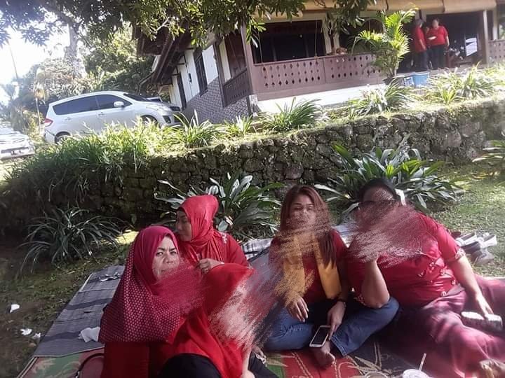 Uly78707543's tweet photo. Acara nya pagi2 ngerumpi
Semua pada bawa lakinya q tok yang gak bawa🤦 https://t.co/O8JDHZIMdM