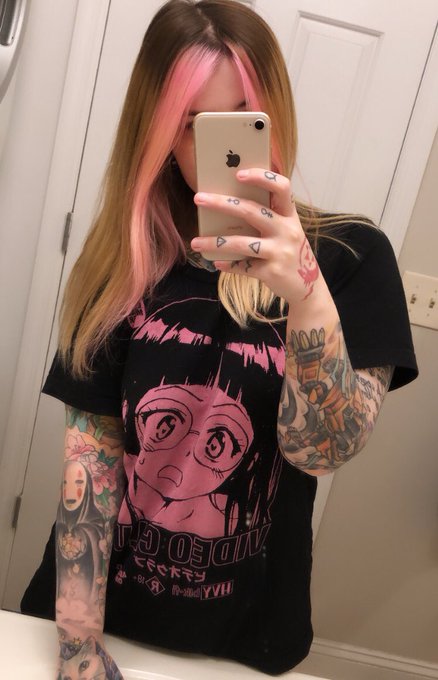 I&rsquo;m pink now 🌸 https://t.co/NPxo0cqmBI