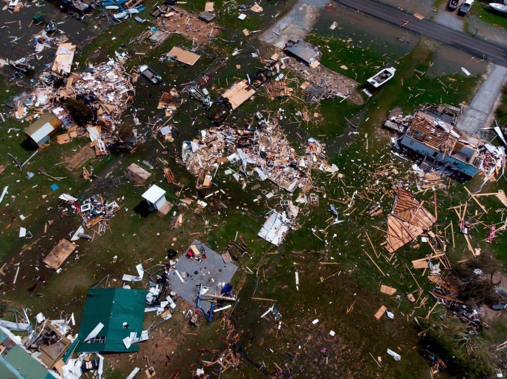 gabbybarnes00's tweet photo. Hurricane Laura completely destroyed the city of Lake Charles. It’s been without power &amp; water for 3 days &amp; is expected to not get any until 6-8 weeks. Many have lost their homes. We need others to be aware of how SERIOUSLY bad off our city is!!!#helplakecharles #helplouisiana https://t.co/YtyeoF2LM5