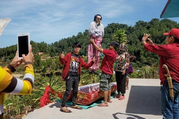 Terbilang unik dan khas, mengingat ritual Ma'nene dilakukan khusus oleh masyarakat Baruppu, di pedalaman Toraja Utara