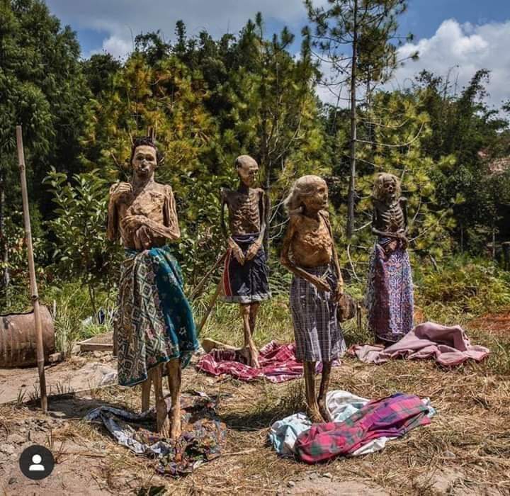 Upacara mayat berjalan di Tana Toraja yang sekaligus menjadi budaya tersebut dikenal dengan nama Ma' Nene. Upacara adat tersebut dilakukan dalam rangka mengganti pakaian mayat para leluhur.