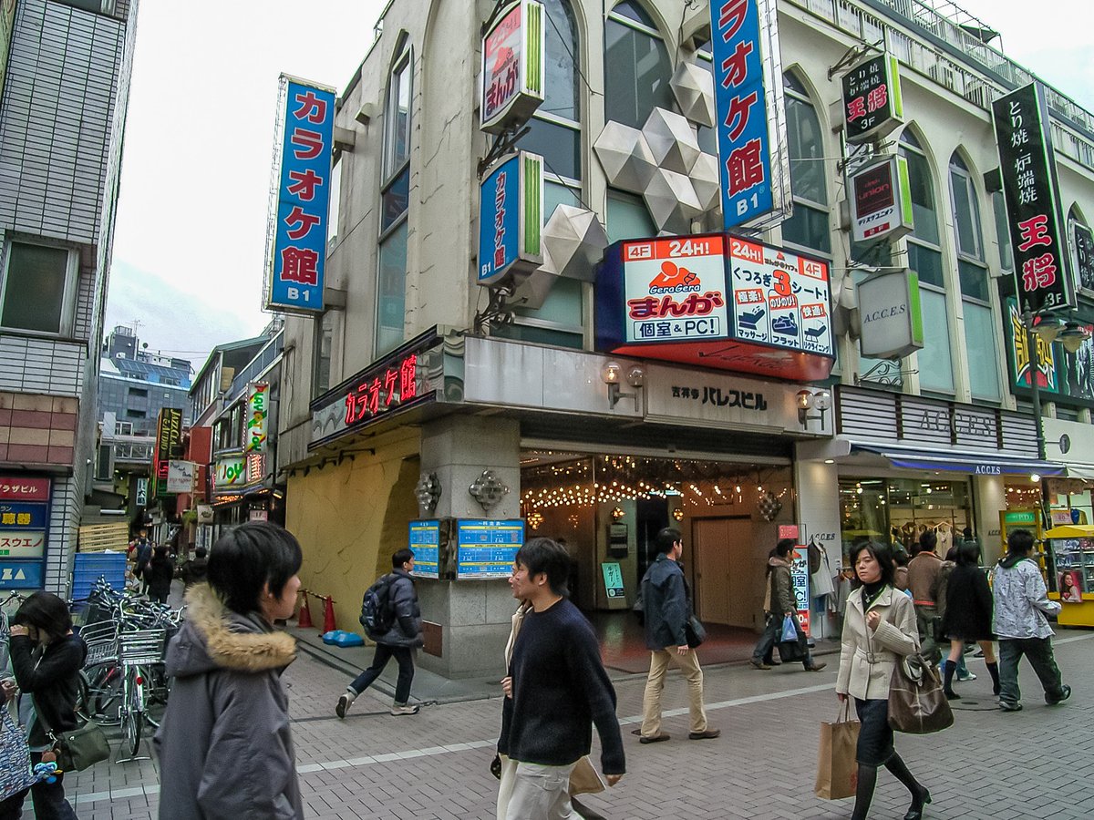 三日画師 吉祥寺元町通り商店街 北側に伊勢丹吉祥寺店 09年に閉店し現在はコピス吉祥寺 突き当たりに東急百貨店吉祥寺店がある 05年3月12日撮影 三日画師 吉祥寺元町通り商店街 北側に伊勢丹吉祥寺店 09年に閉店し現在はコピス吉祥寺 突き当たりに東急百貨店吉祥寺店がある 05年3月12日撮影