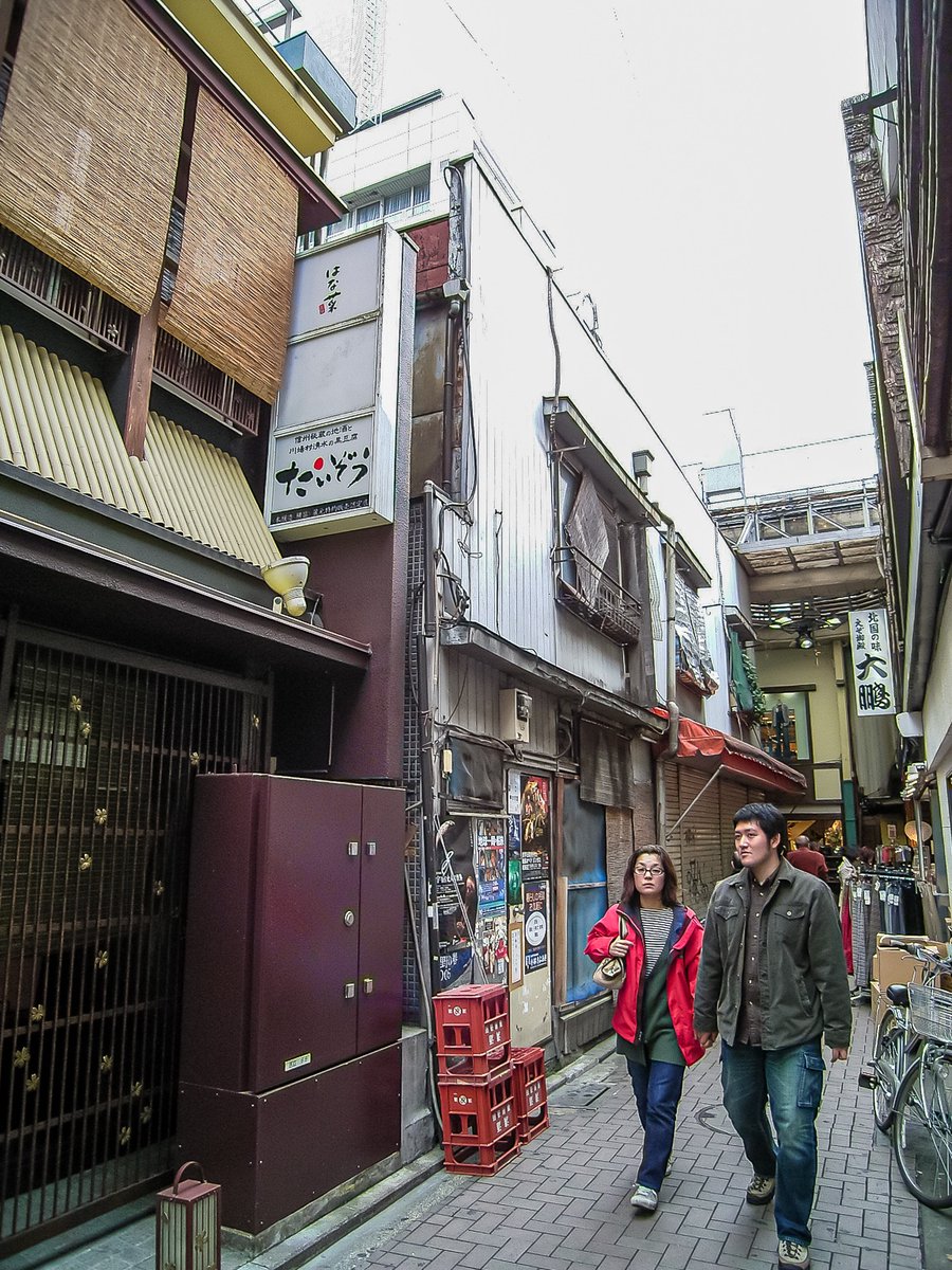 吉祥寺元町通り商店街。北側に伊勢丹吉祥寺店（2009年に閉店し現在は