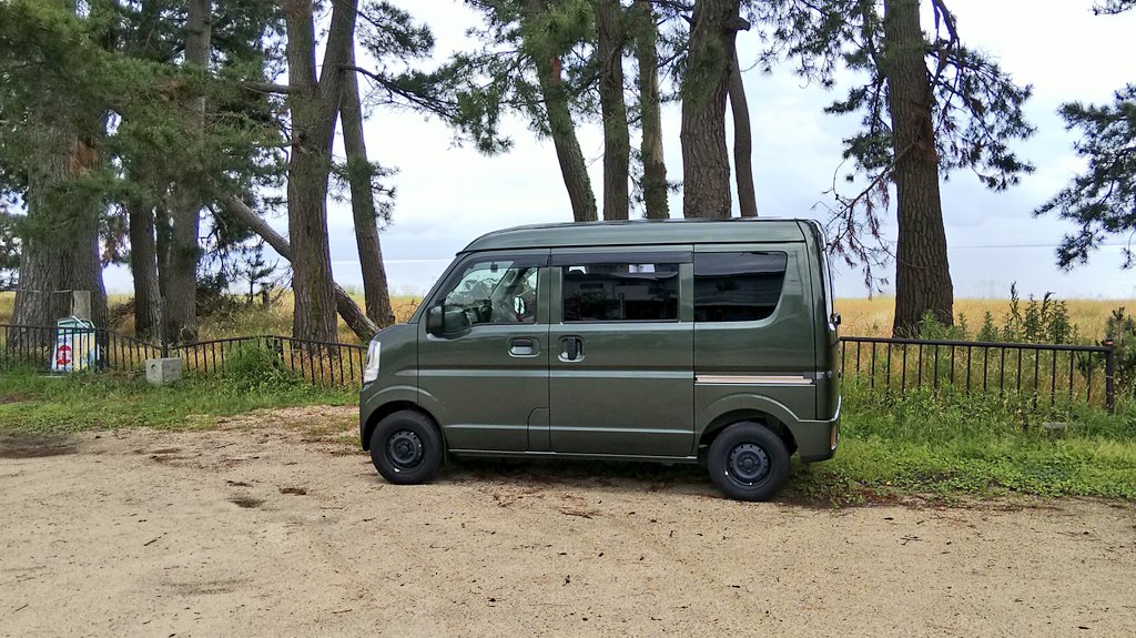 グピモトグピオ ミニバンの トヨタ ヴォクシー から 初軽自動車となる軽バンの スズキ エブリイ に乗り換えてから1年6ヶ月が経過し 走行距離も2万5千kmになった この原二スクーター的で小さくて広い 箱のような 後ろ姿が食パンのような スズキ