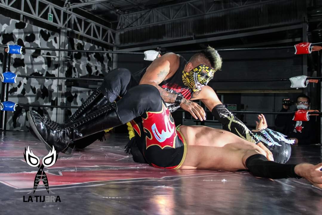 LaTijeraLucha's tweet photo. En mano a mano de juventud y herederos #LunatikExtreme logra vencer a #BlueMonsterJr,después de que el propio progenitor de este último intervino para intentar apoyar a su vástago, sin embargo, lo distrajo y situación que el #LocodeNau aprovecho para al conteo de 3.
#latijera https://t.co/mPnNLymtZN