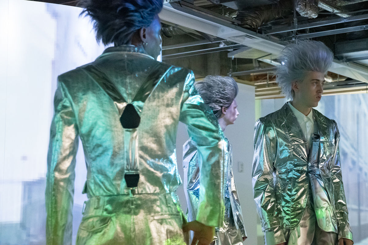 Uzivatel Wwdjapan Na Twitteru デザイナーの川久保玲がテーマに掲げたのは メタル アウトロー 宇宙服のようにギラギラした化繊から アルミホイルのようなシワっぽいもの 箔をプリントした素材まで 服にメタリックなポイントを取り入れて逆境を乗り越える強さを