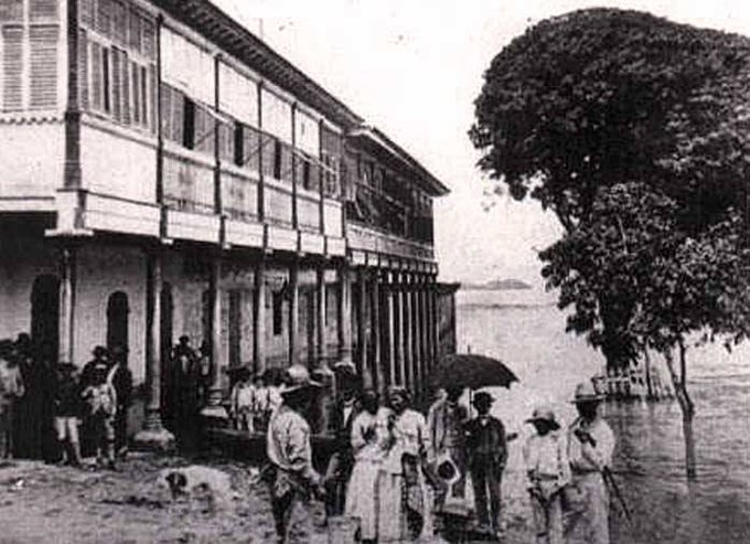 tachirense89's tweet image. Cerca al año 1900, se dice fue en 1892. Ciudad Bolívar inundada por el río Orinoco. Venezuela.