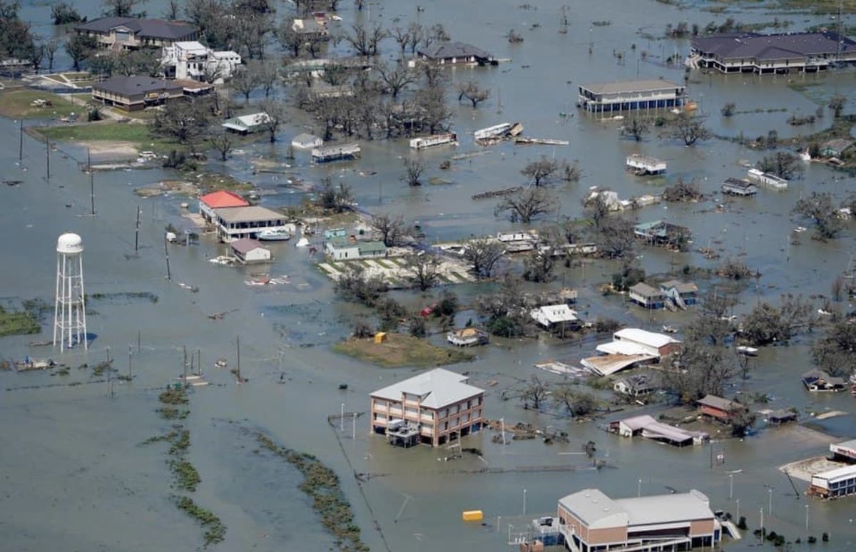 Louisiana is facing a humanitarian crisis and no one is talking about it! There is no running water or electricity. Entire neighborhoods are leveled. PLEASE STOP SCROLLING! A simple retweet or donation could mean everything!  #helplakecharles  #helplouisiana