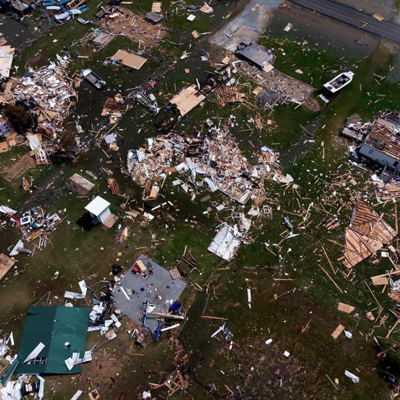 Louisiana is facing a humanitarian crisis and no one is talking about it! There is no running water or electricity. Entire neighborhoods are leveled. PLEASE STOP SCROLLING! A simple retweet or donation could mean everything!  #helplakecharles  #helplouisiana