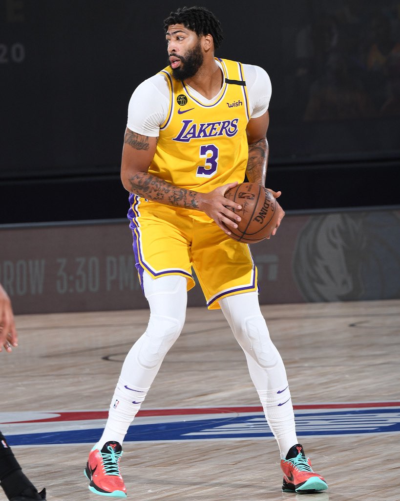 NBAKicks's tweet photo. .@AntDavis23 breaks out a Nike Kobe 5 PE 🔥 #NBAKicks https://t.co/NzY334iHEc