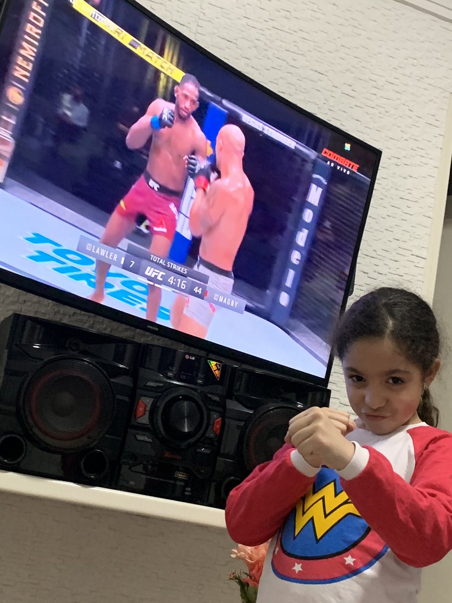 willians2santos's tweet photo. Lelê Mulher Maravilha ligada no #UFCnoCombate 🥊 @fernandasangalo https://t.co/jjXO0hHL3z