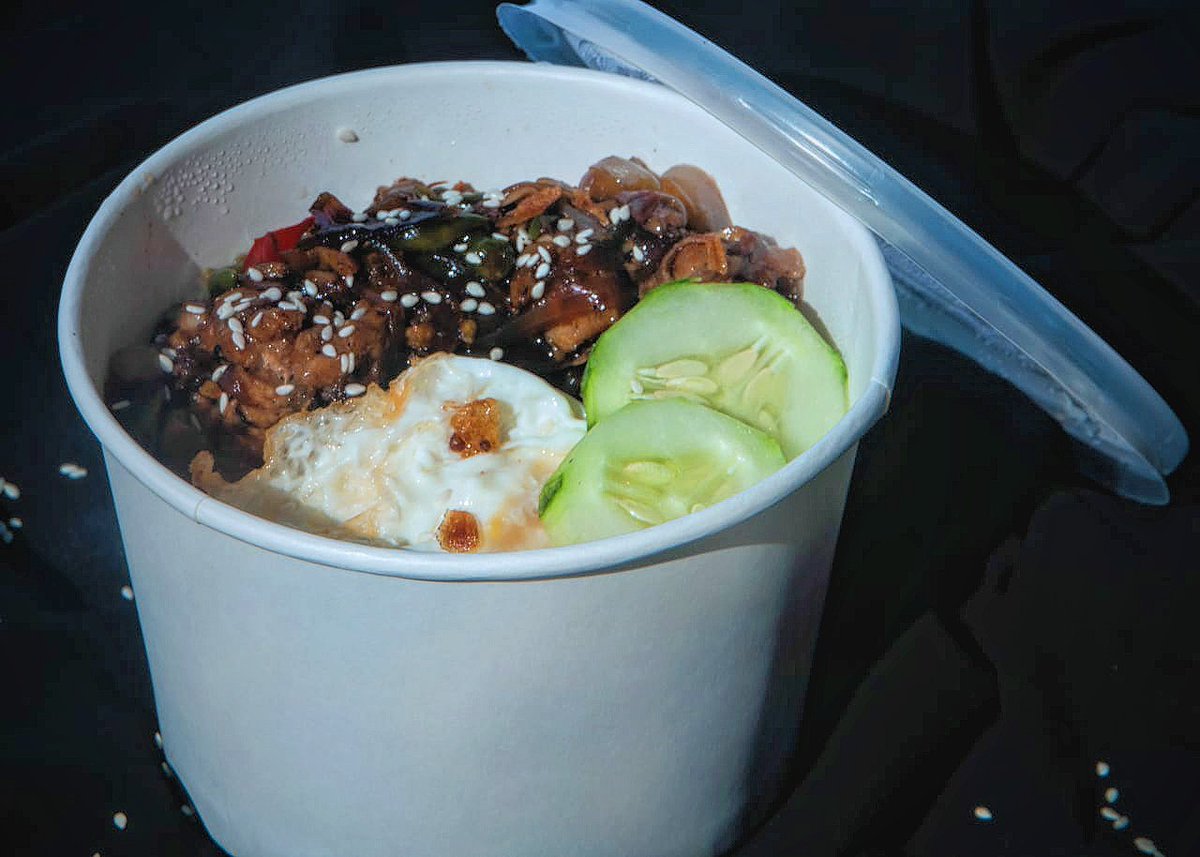 akeees's tweet photo. Aku jualan rice bowl nih guys skrggg (berbagai macam lauk) tp jajanan yang lain masih ada yaa. Dm/chat ak utk order😘✨ #BudayakanMalasMasak https://t.co/l9AyXNTjcW
