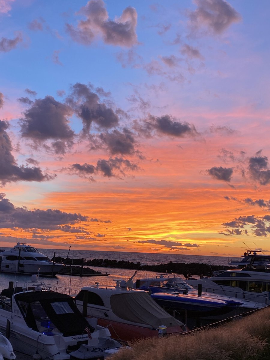 Spectacular sunset over Lake Erie tonight ⁦<a href="/Shoreby_Club/">Shoreby Club</a>⁩ ⁦⁦<a href="/BratenahlOhio/">Bratenahl, Ohio</a>⁩