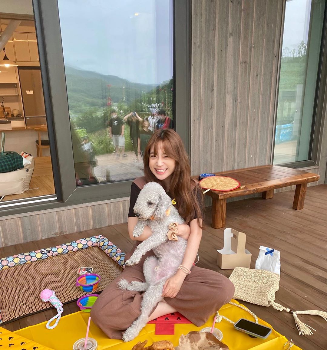 EunHyeKAMILIA's tweet photo. ヨンジ誕生日おめでとう🎉✨😆✨🎊
あなたには笑顔が似合う

いつでもとは言わないけれど、笑ってすごして欲しい

素敵な一年を過ごしてください😊

#27thYoungJiDAY 
#HappyYoungjiDay https://t.co/duf0KJhZbF