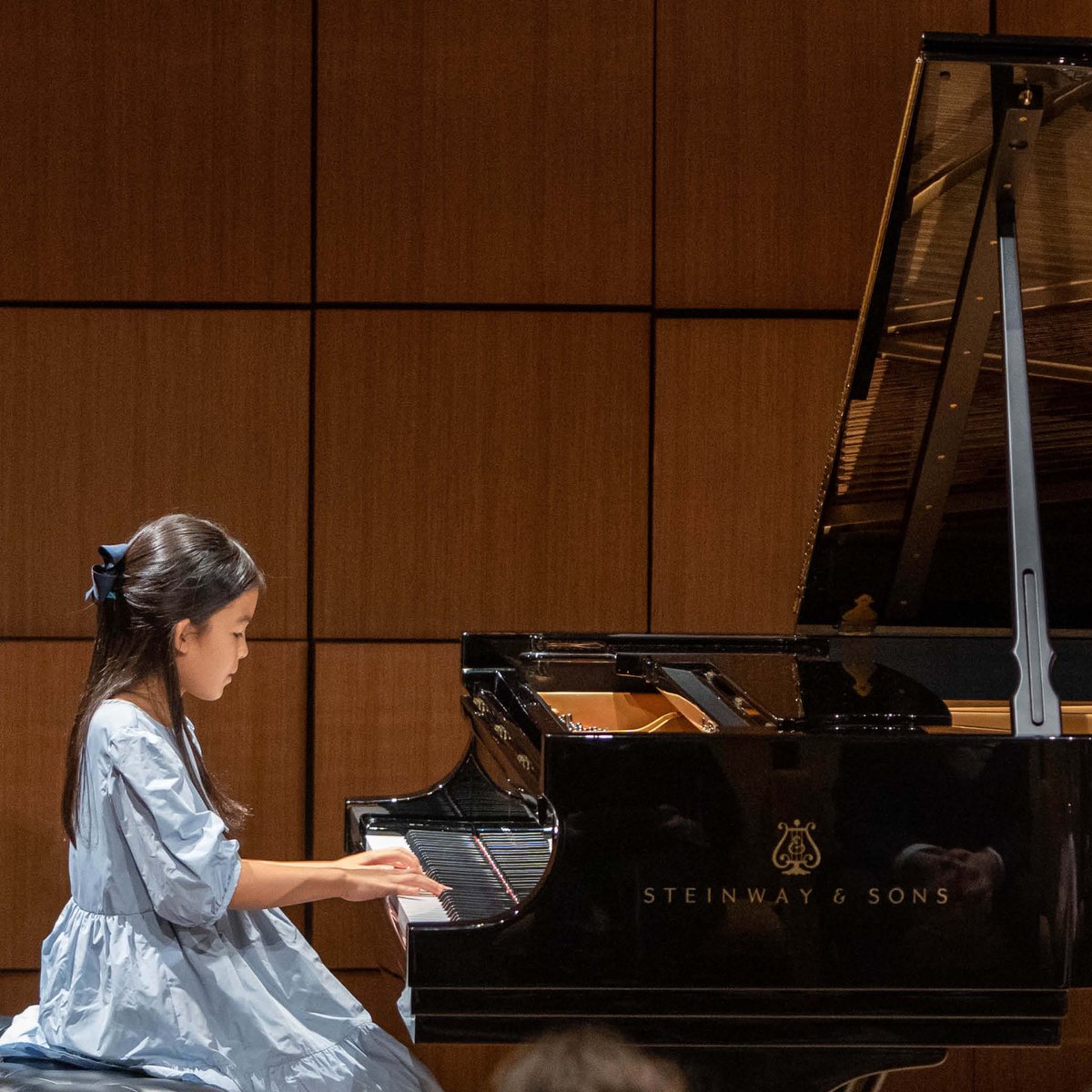 Learn to sing, play the piano, guitar, harp, violin, viola, cello, flute, oboe, clarinet, trumpet, French horn or many other instruments! Join us for online or in-person music classes and lessons for students age 4 years to adult. diller-quaile.org