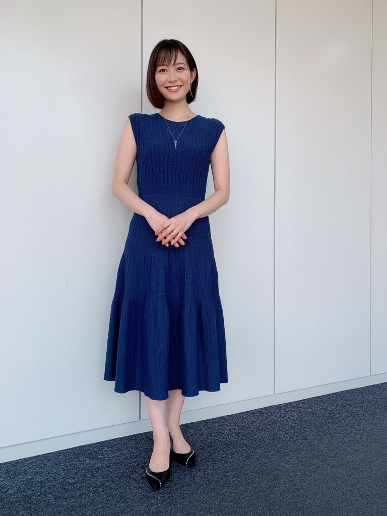 テレビ朝日 アナウンサーズ アナの私服 1人目は久冨アナ いつも出社してからすぐに衣装に着替えて オンエアが終わるとすぐに私服に着替えます ということで手に取るのは着替えやすい服 さらに最近はこの暑さなので涼しい素材を 薄手の綿１００