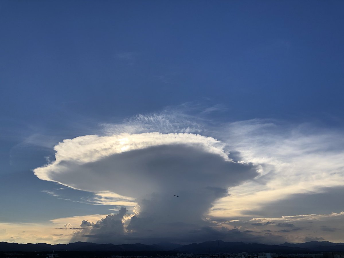 Choco 装甲娘まもなくサ終 見事な金床雲 都内の人は富士山方面を向けばまだ見えるぞい