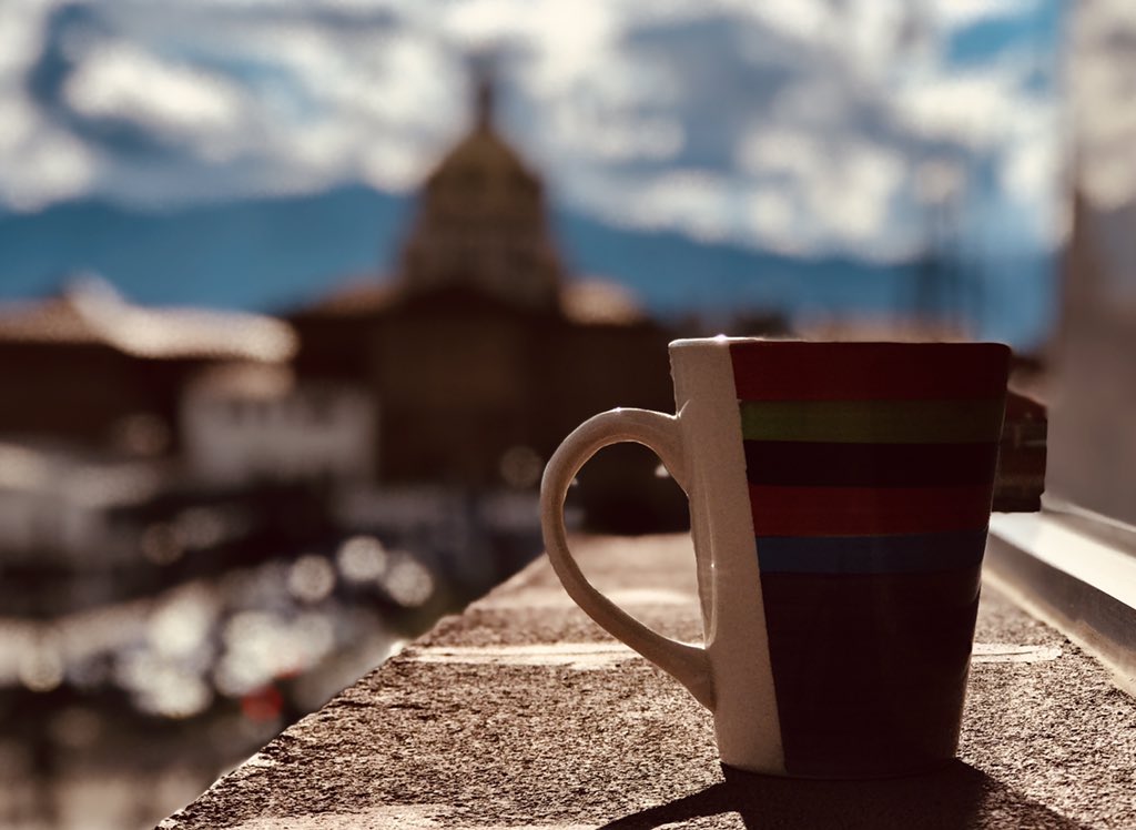 Un café en la mañana con un fondo encantador #Cuenca #Ecuador https://t.co/nxdVlrIlc4